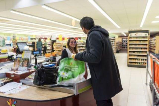 Client qui passe à la caisse d'un supermarché